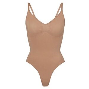 SKIMS SEAMLESS SCULPT THONG BODYSUIT IN SIENNA COLOR. STILL IN BOX.